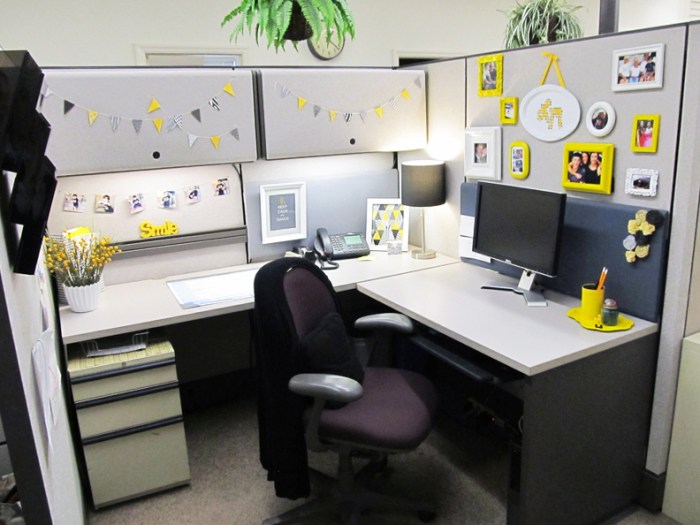 How to decorate a small office room