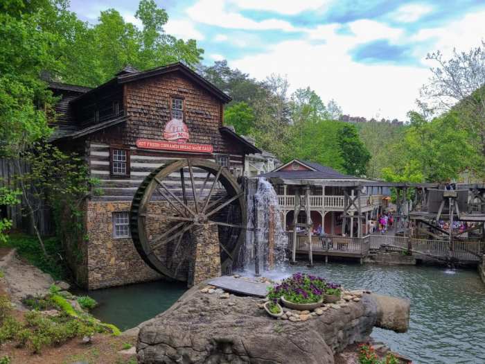 When does dollywood start decorating for christmas